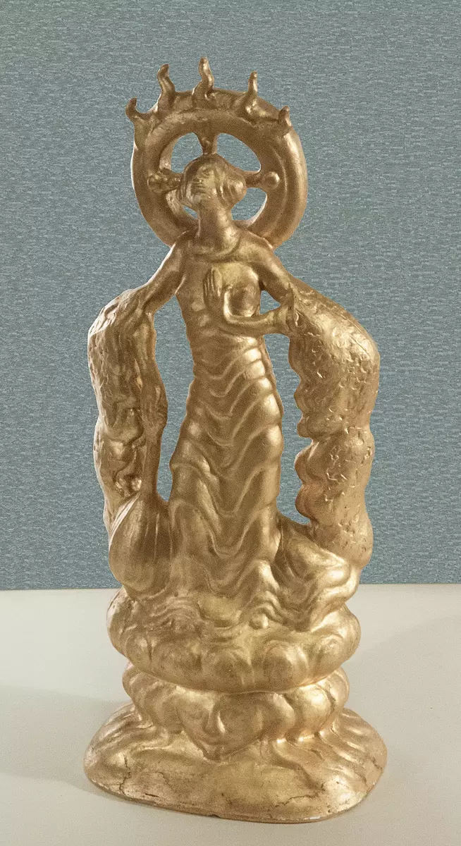 Skulptur. Gips, helförgylld. Den heliga Cecilia. Ung kvinna med gloria hållandes en luta i höger hand, ståendes på molnliknande höjd ovan ett ansikte. Signerad "ERvH" på baksidan. Gammal lagning på tre av glorians strålar samt avskav på hakan. Mått: H 360 mm, B 145 mm. 1923 anordnade Ellen sin första och enda separatutställning på Gummesons konstgalleri i Stockholm. Såväl skulptur som måleri ställdes ut jämte fotografier på hennes fasta konst på Muramaris. Bland skulpturerna fanns Den heliga Cecilia i brännförgylld brons, i dag tillhörande Moderna Museet i Stockholm.
Nyreg 20130304 JE