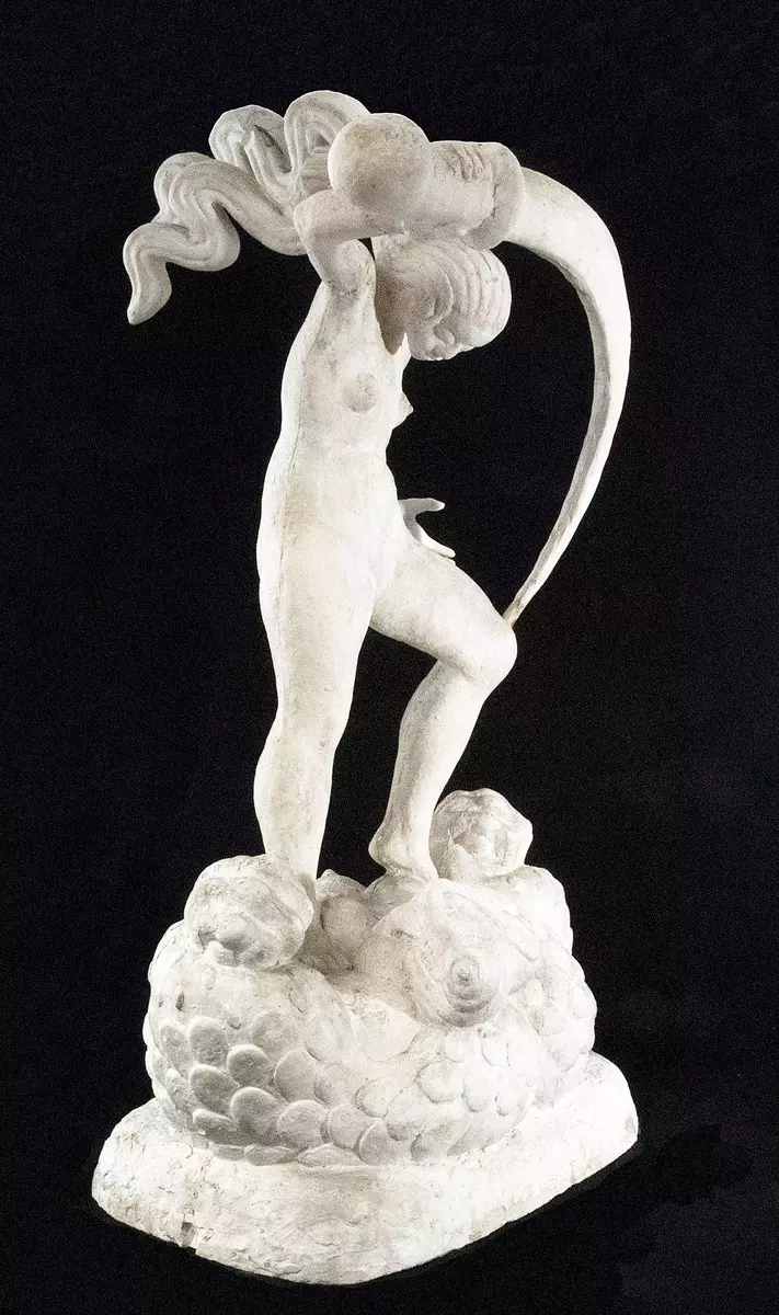 Skulptur. Gips. Figurscen med stående naken kvinna med böljande hår i två horisontella skjåk samt höjt svärdliknande huggvapen. Under kvinnan ligger en drake med sex blottade bröst. Hår med skador. Varken signerad eller dokumenterad, men med största sannolikhet ett verk av Ellen Roosval von Hallwyl.
Nyreg 20130307 JE