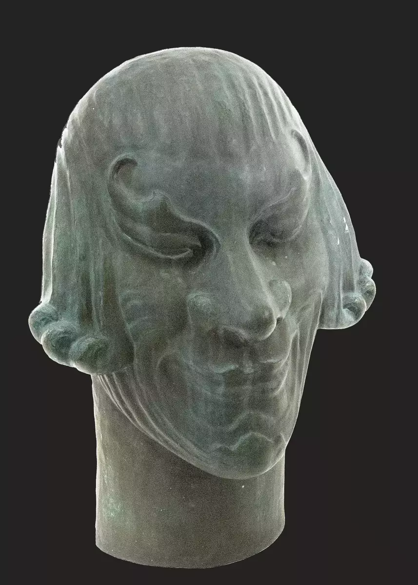 Skulptur. Relief i brons föreställande manshuvud med kraftigt markerade ögonbryn, bred näsa, leende mun med smilgropar samt halvlångt hår som täcker öron. Allegori för "Onskan". Baksida bär gjuten signering "ERvH" samt gjutarstämpel "Otto Meyers Eftr. Fud."  Ihålig. Botten med två cirkulära hål för upphängningsskruvar. Ärgad yta. Jmf mask C22256. 1923 anordnade Ellen sin första och enda separatutställning på Gummesons konstgalleri i Stockholm. Såväl skulptur som måleri ställdes ut jämte fotografier på hennes fasta konst på Muramaris. Bland skulpturerna fanns "Onskan" i brons (1923). I katalogen från utställningen omnämns konstverket emellertid endast med "Mask i brons 1923".
Nyreg 20130307 JE