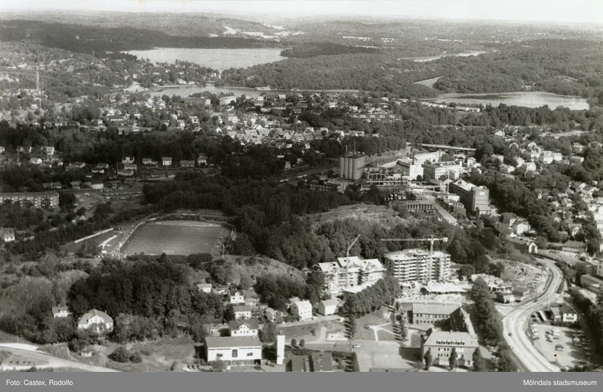 Vy över del av Mölndal, slutet av 1980-talet. Närmast ses Trädgården. Till vänster Kvarnbyvallen och till höger Kvarnbyskolan. Längst till höger kan man följa Kvarnbygatan i Mölndals Kvarnby. I överkant Rådasjön och Stensjön.