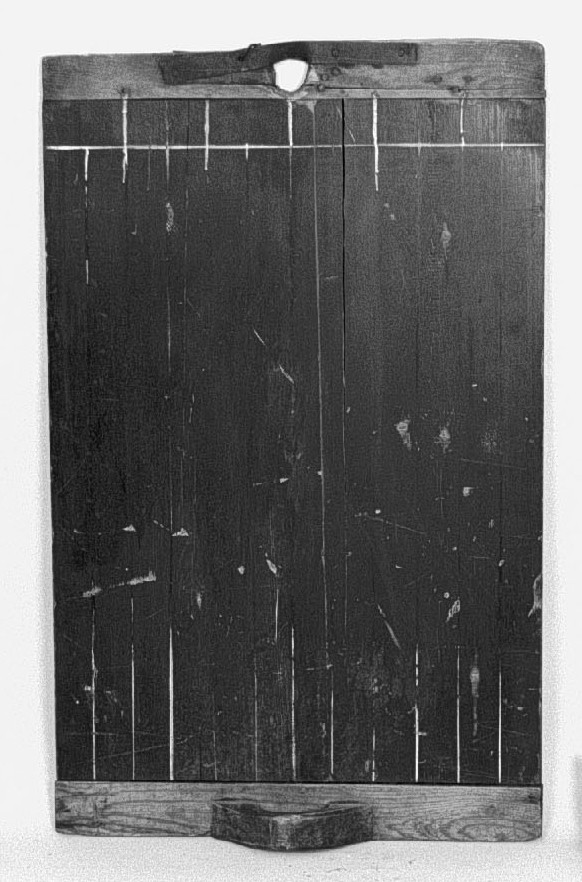 Anteckningstavla av svartmålat trä.