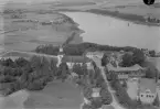 Flygfoto över Gustafs kyrka år 1933. Läs mer om Gustafs kyrka i boken: Dalarnas kyrkor i ord och bild.