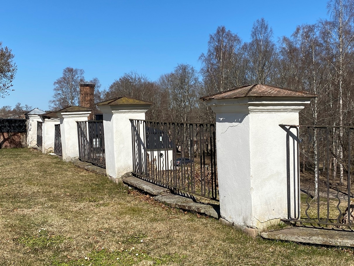 Forsbacka herrgård, staketstolpar, smidesstaket.