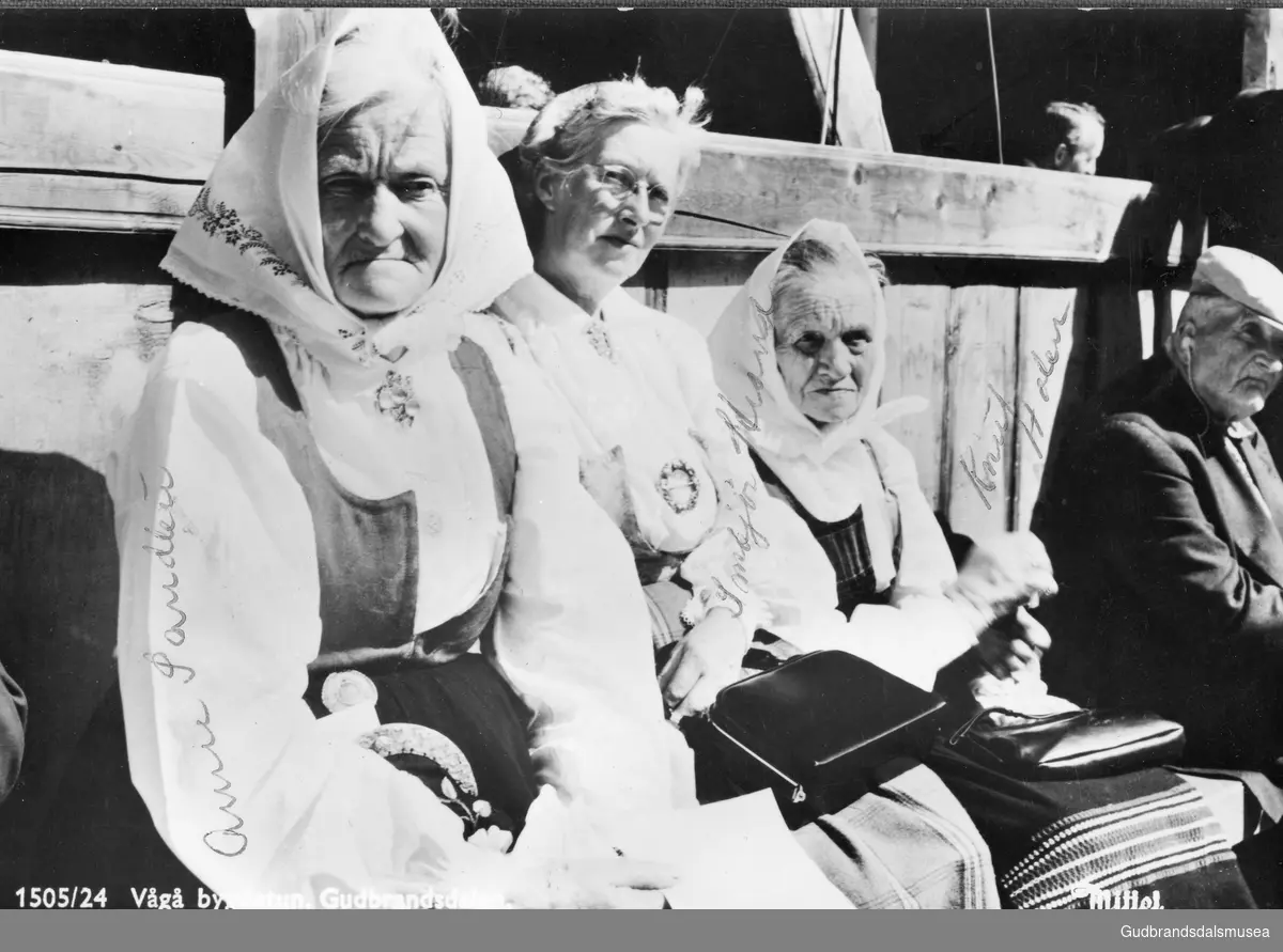 Anne Sandbu, ukjent,  Ymbjør Strand og Knut Holen

Innlånt album fra Knut Raastad, Sande (Nordherad), Vågå. Første eier; Eldrid Raastad 1895-1997