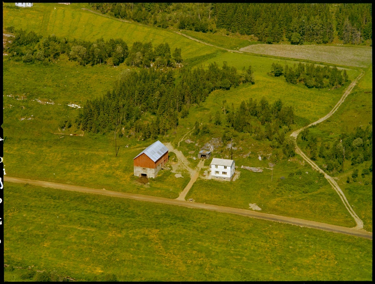 Leirfjord, Breiland. Flyfoto over deler av Breiland. Her i dette huset og på denne gården bodde familien Mathisen.