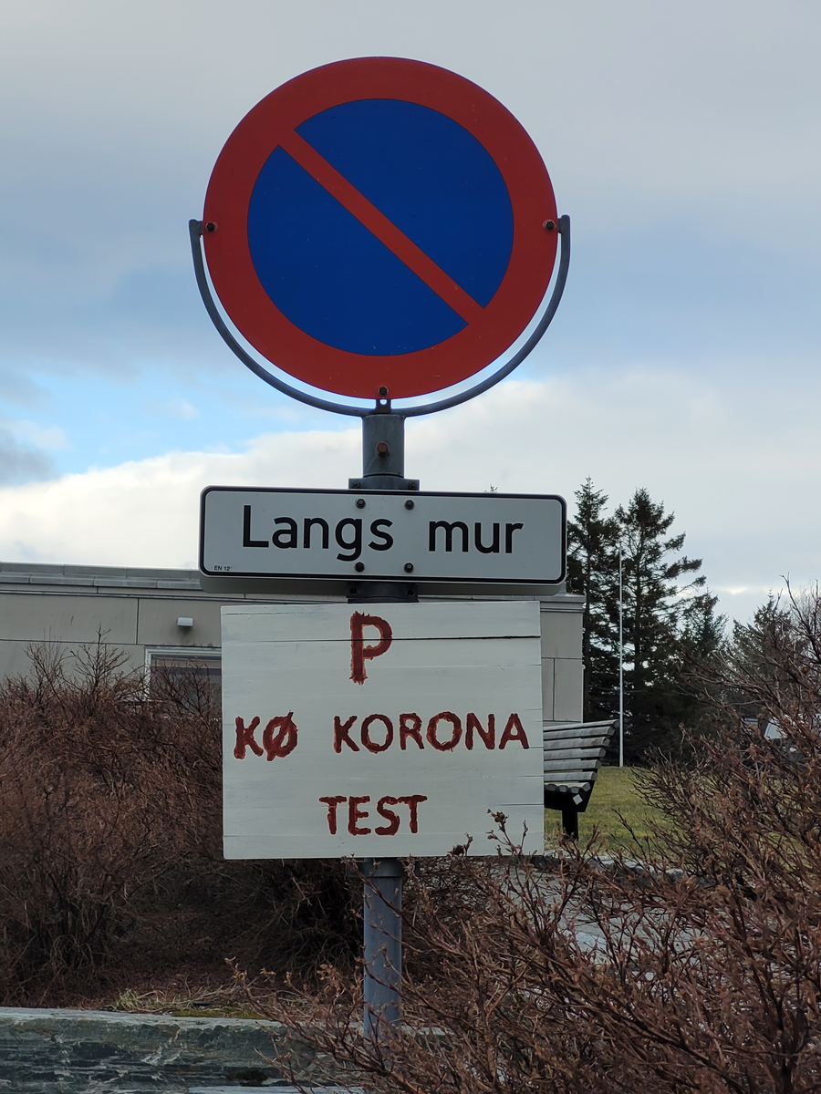 Leirfjord, Leland. Testsjasjonen for Korona som ble bygget på Leland utenfor Leirfjordhallen og legesenteret i forbindelse med Koronapandemien fra 2020-2022. Her kjørte bilene inn under taket og helsepersonell kom og testet mens personene satt i bilen.