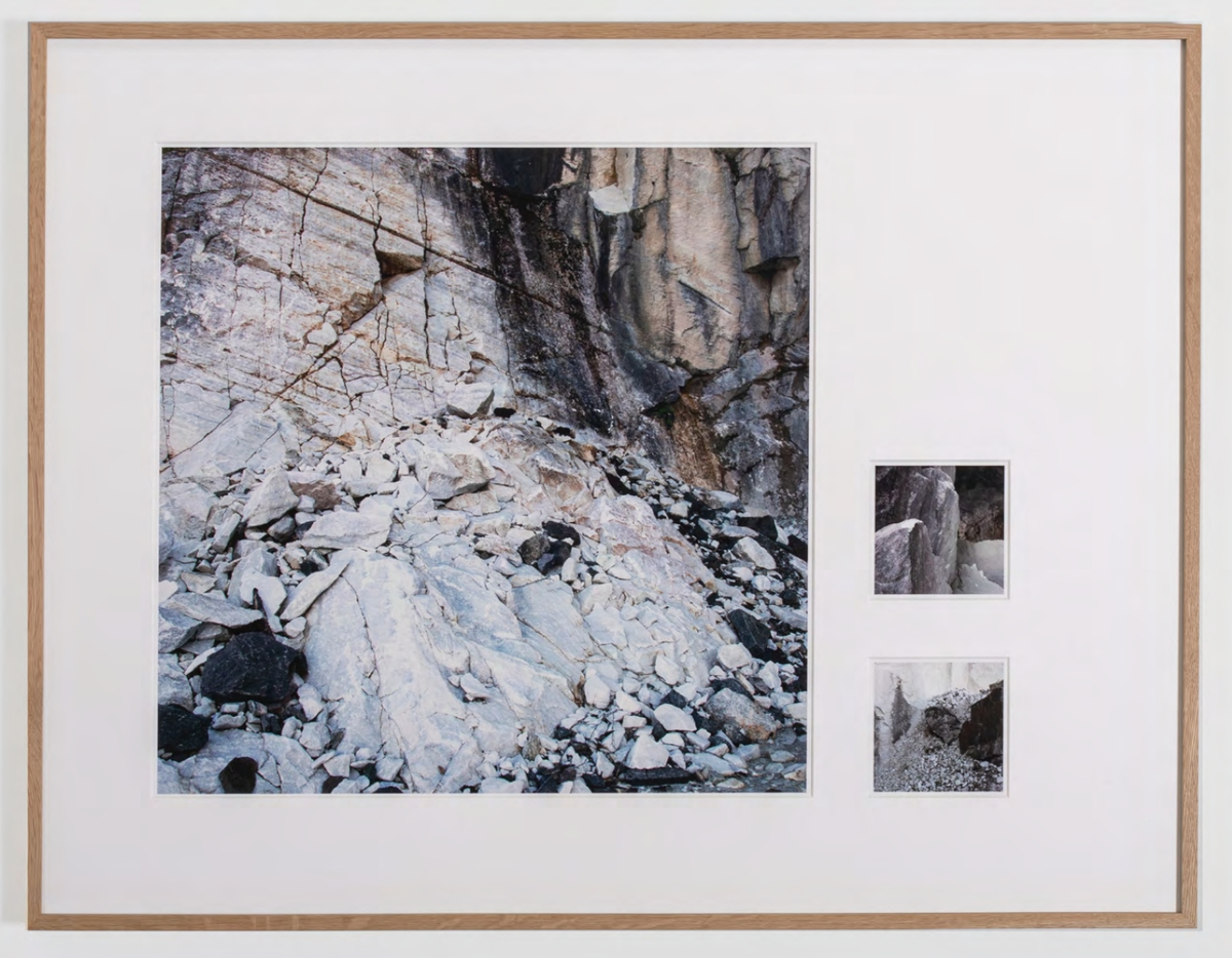 Monica Flakk bor og arbeider i Oslo, der hun også er utdannet på Kunsthøgskolen. Kjernen i hennes produksjoner omhandler steiner og fjell, som formidles gjennom fotografi og avstøpninger. Kunstverket "Marks in the Archive #1" består av ulike fotografiske utsnitt med naturstein, som er satt sammen til en komposisjon. Utsnittene bidrar til en anonymisering av geografiske beliggenhet og størrelse. De blir fragmenter av en større helhet, der farger, strukturer og den geologiske historien fremheves. Fotografiene i samspill blir et fortellende grep som forsterkes ved at verket er montert direkte på fauskemarmoren i lokalet, og knyttes opp til bygget i seg selv.