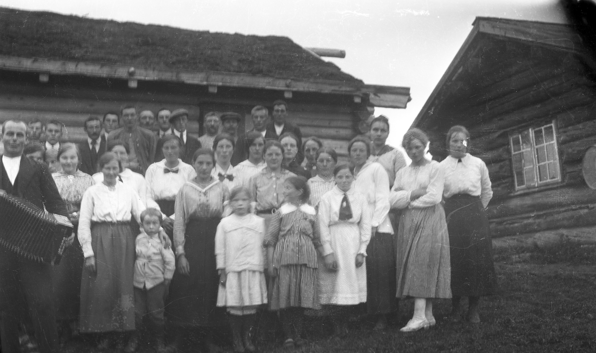 Gruppebilde, voksne og barn