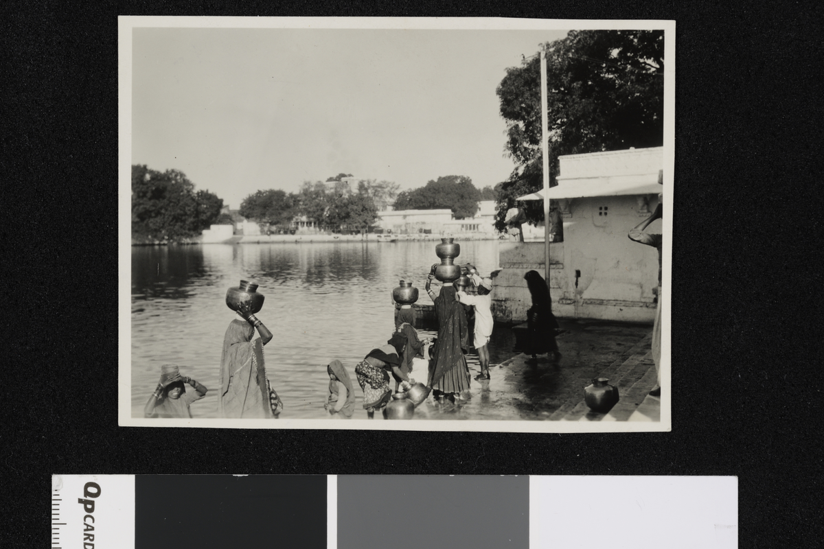 Kvinner henter vann en elv, Udaipir. Fotografier tatt i forbindelse med Elisabeth Meyers reise til India 1932-33.
