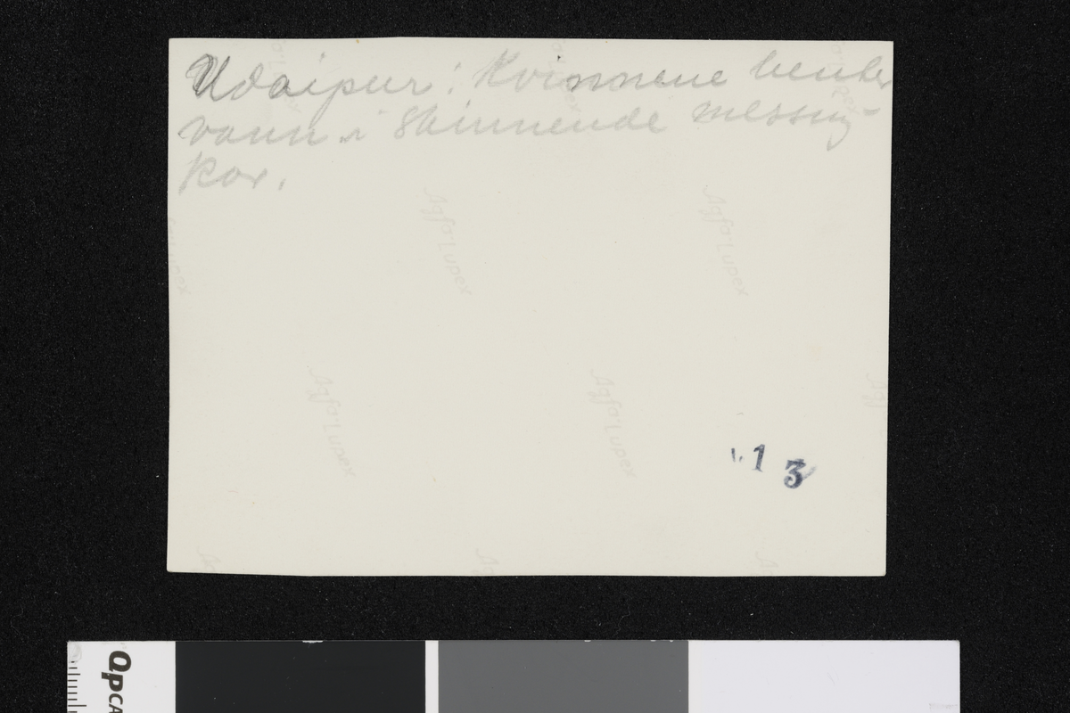 Kvinner henter vann en elv, Udaipir. Fotografier tatt i forbindelse med Elisabeth Meyers reise til India 1932-33.