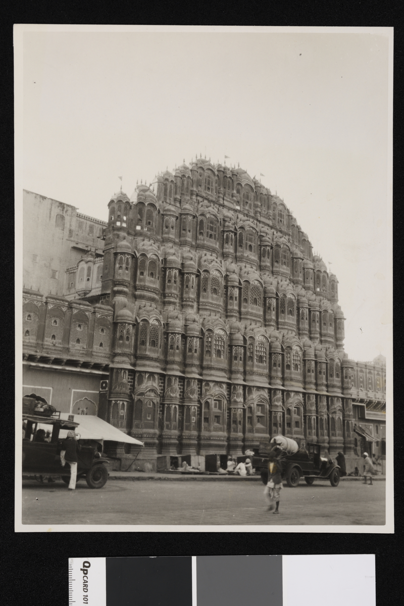 Husfasade i Jaipur. Her satt Maharajaens koner bak vinduene å så på bylivet. Fotografier tatt i forbindelse med Elisabeth Meyers reise til India 1932-33.
