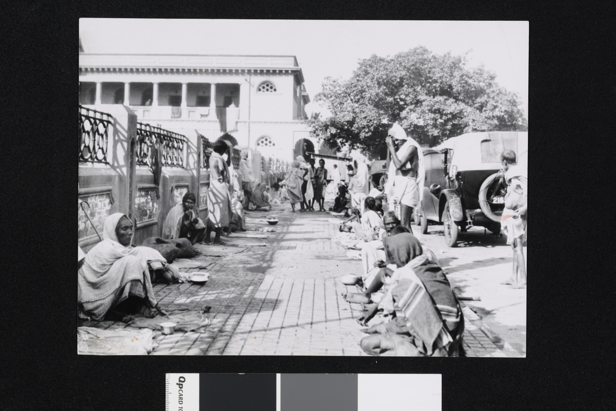 Kasteløse uten for Kalitemplet i Calcutta. Fotografier tatt i forbindelse med Elisabeth Meyers reise til India 1932-33.