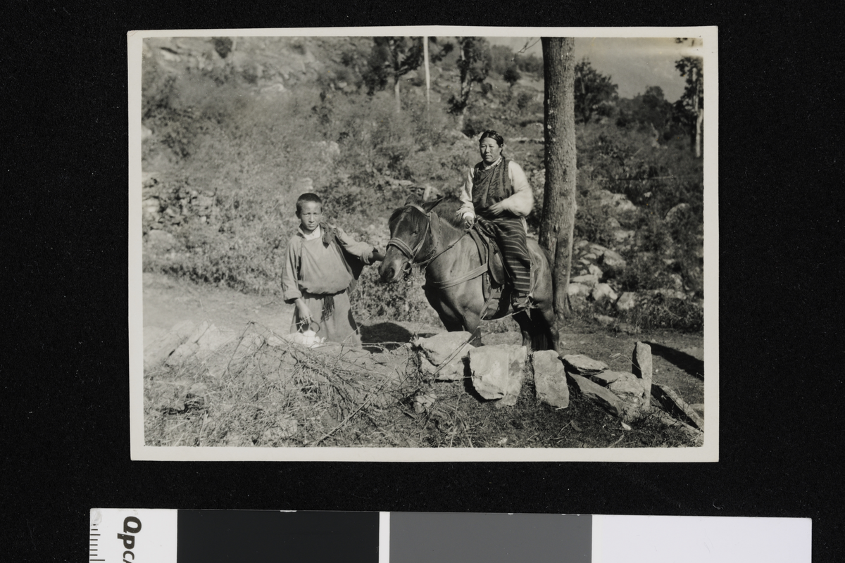 Velstående tibetanerinne med tjener i Sikkim. Fotografier tatt i forbindelse med Elisabeth Meyers reise til India 1932-33.