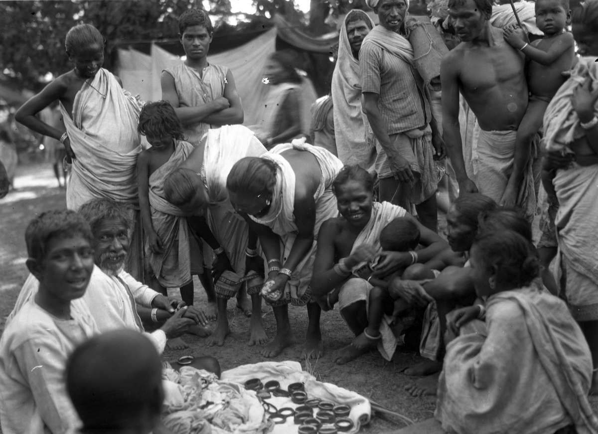Mennesker på markedet arrangert av Rabindranath Tagore. Fotografier tatt i forbindelse med Elisabeth Meyers reise til India 1932-33.