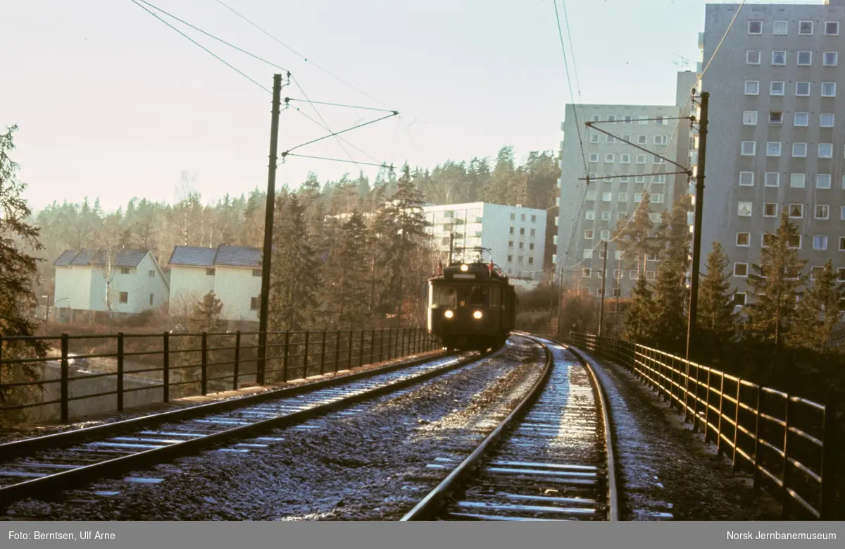 Holmenkolbanens motorvogner nr. 42 og 41 på Mærradalen viadukt