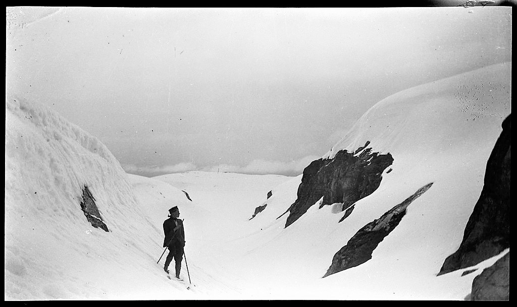 En gjeng unge menn på fjelltur i Dyraheio og rundt Blåsjø i Suldal, pinsen 1927. Det er mye snø på fjellet. Det er bilder fra nakenbading i snøen, henting av vann fra snødekt elv, opplevelser fra skiturer og hytter på fjellet.