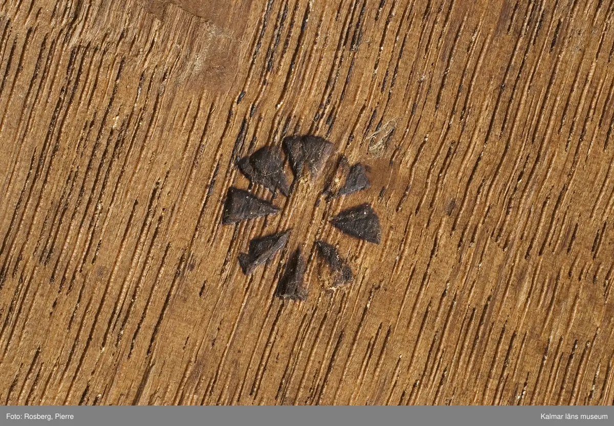 KLM 7013. Grötbytta. Tillverkad av trä, laggad, stavar av furu, botten och lock av ek. Band av björkspån och vidjor. Ornering i form av glödstämplade våglinjer och blommor på sidor och lock.