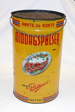 Spann. Sylinderformet. Emaljert blikkmetall. Lokk med riller. Fleksibel bøylehank i metall. Illustrasjon på 2 sider av serveringsfat med pølser. Skrift.