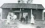 Hubbo sn, Ersbo.
Familj utanför bostaden, 1919-1920.