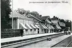 Hubbo sn, Tillberga.
Järnvägsrestauranten och järnvägsstationen.