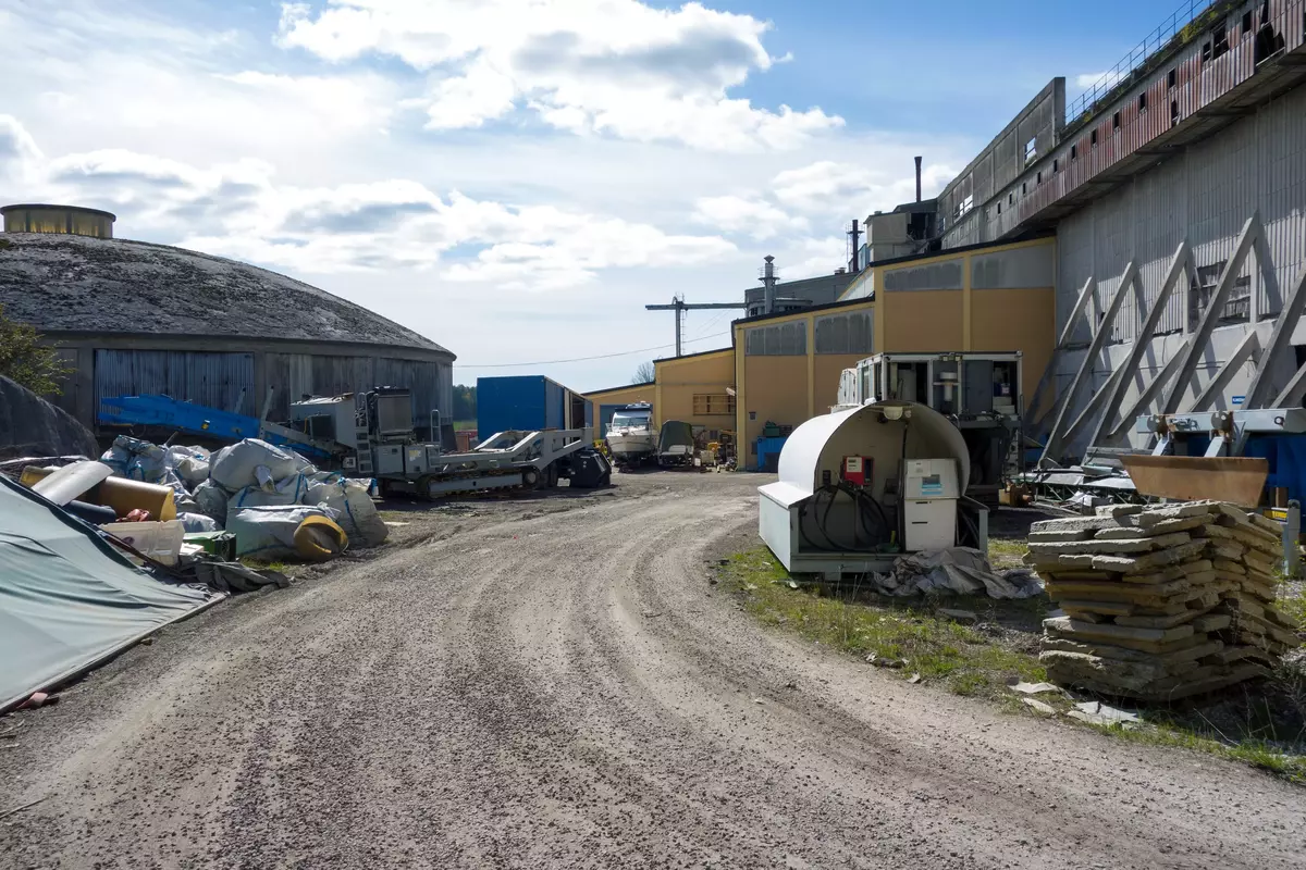 Cementfabriken. Norra delen. Lagerhallen till höger. Slambassänghuset till vänster.