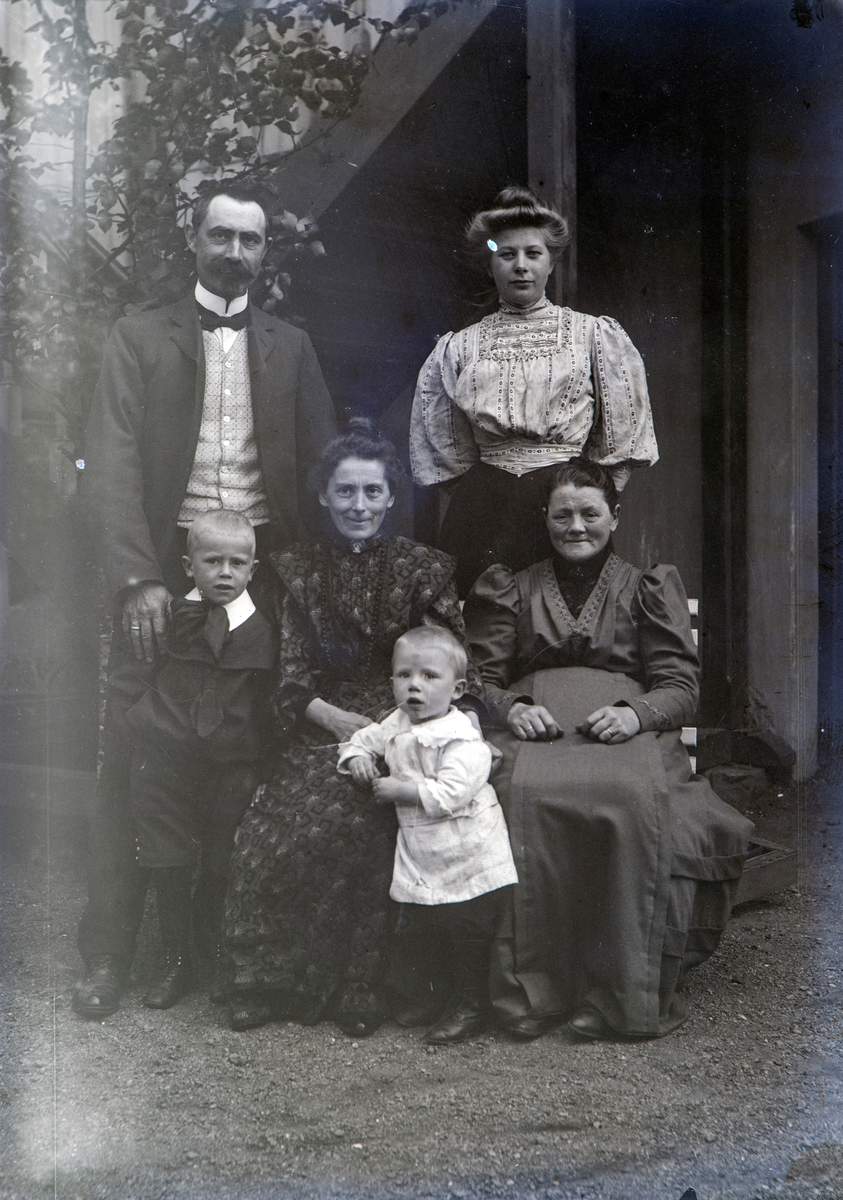 Østfold, Moss, familien Øiestad, far: politioverbetjent Torkild Øiestad (1872-1961) Hermine Andrea Louise Anderssen (1869-1957) barn: Jens Øiestad (1902-) og Gjerulf Olaf Engebret Øiestad (1906-), de to damene til høyre er ukjente, bodde i Herfordsgate 8 i 1930,