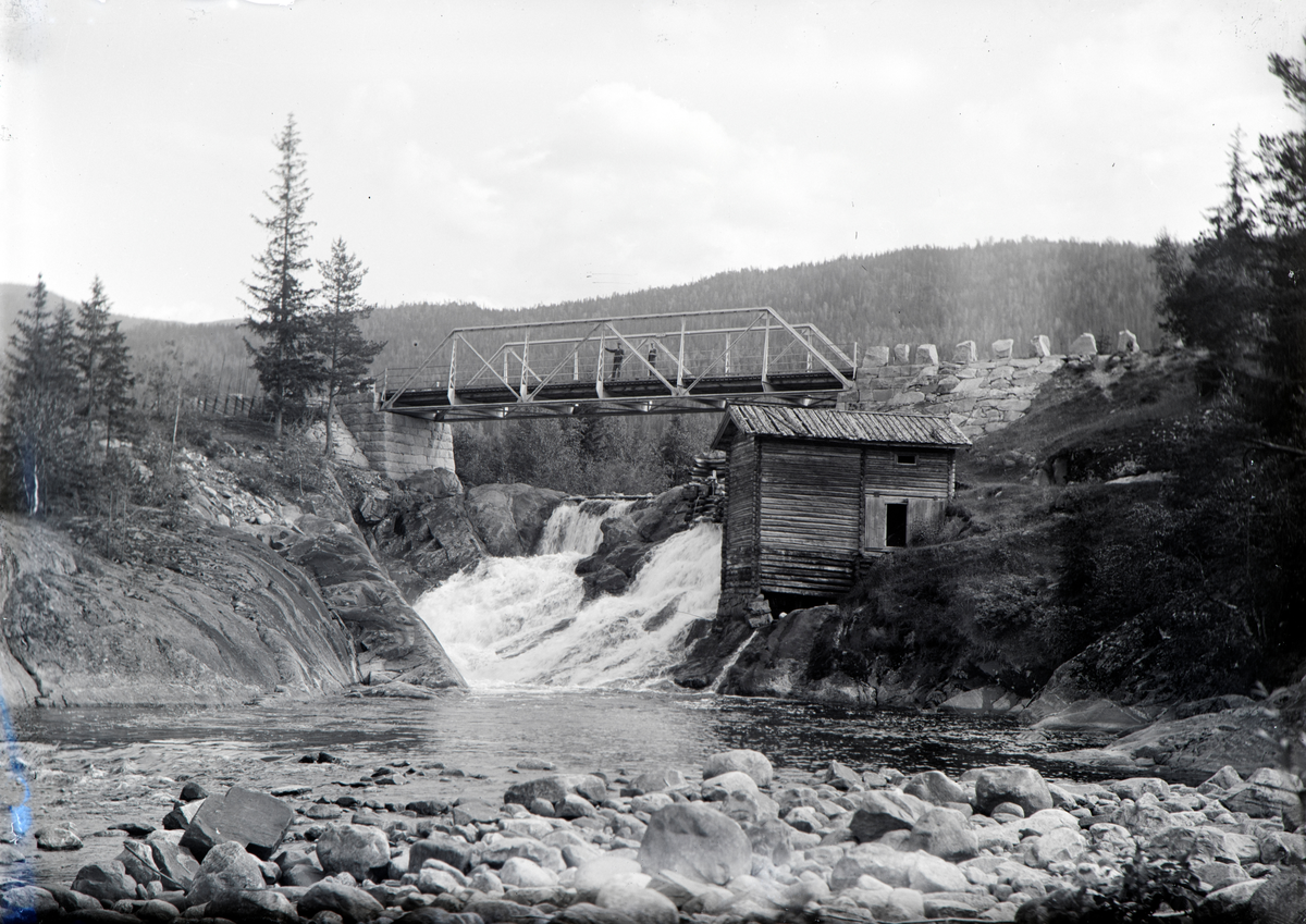 Flå i Hallingdal, Grøsland Bru over Grøslandelvi, Hallingdalsvegen, kvernhus, mølle, mølla sto i 1945 da den ble solgt til gartener Gjengedal som brukte den til ved.

Informant Knut Brøto, Nesbyen, Hallingdal