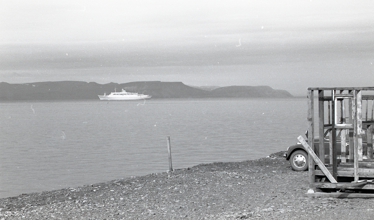 Cruiseskip i fjord. 