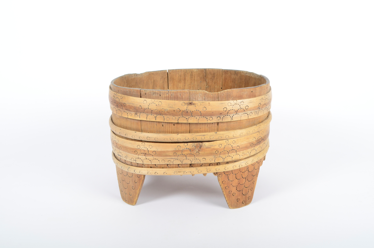 Tre, umalt. Lagget, furu. Ti staver, fire ben. Fire gjorder, to brede og to smale, som sammen dekker stetten ovenfor bena. Kantene mellom bena er takkete. Stetten er oval. Rikt dekorert med svidd ornamentikk. Bare gjordene er dekorert ovenfor bena. Svidd ornamentikk under bunnen.