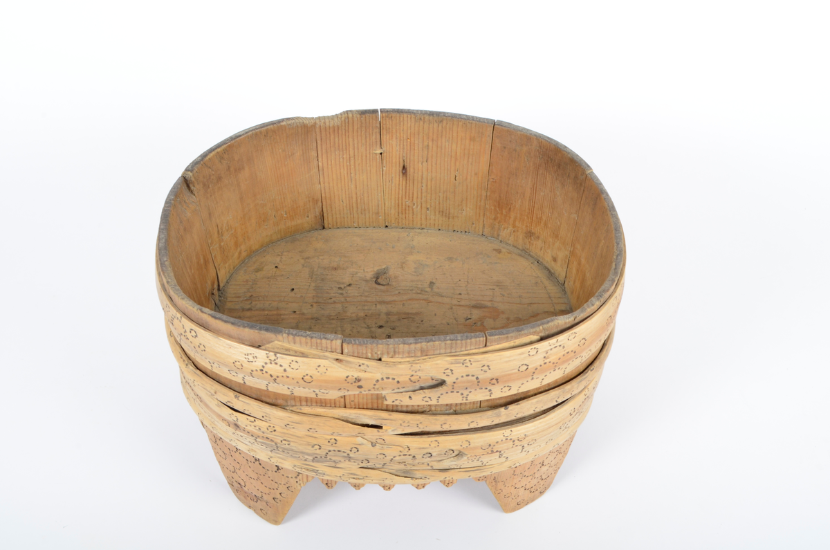 Tre, umalt. Lagget, furu. Ti staver, fire ben. Fire gjorder, to brede og to smale, som sammen dekker stetten ovenfor bena. Kantene mellom bena er takkete. Stetten er oval. Rikt dekorert med svidd ornamentikk. Bare gjordene er dekorert ovenfor bena. Svidd ornamentikk under bunnen.