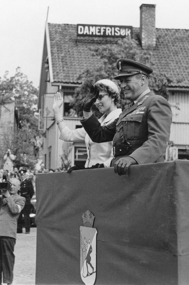 Kongebesøk i Lillehammer 1958: Kong Olav taler på Stortorget med prinsesse Astrid ved sin side, sett mot Stortorget 3