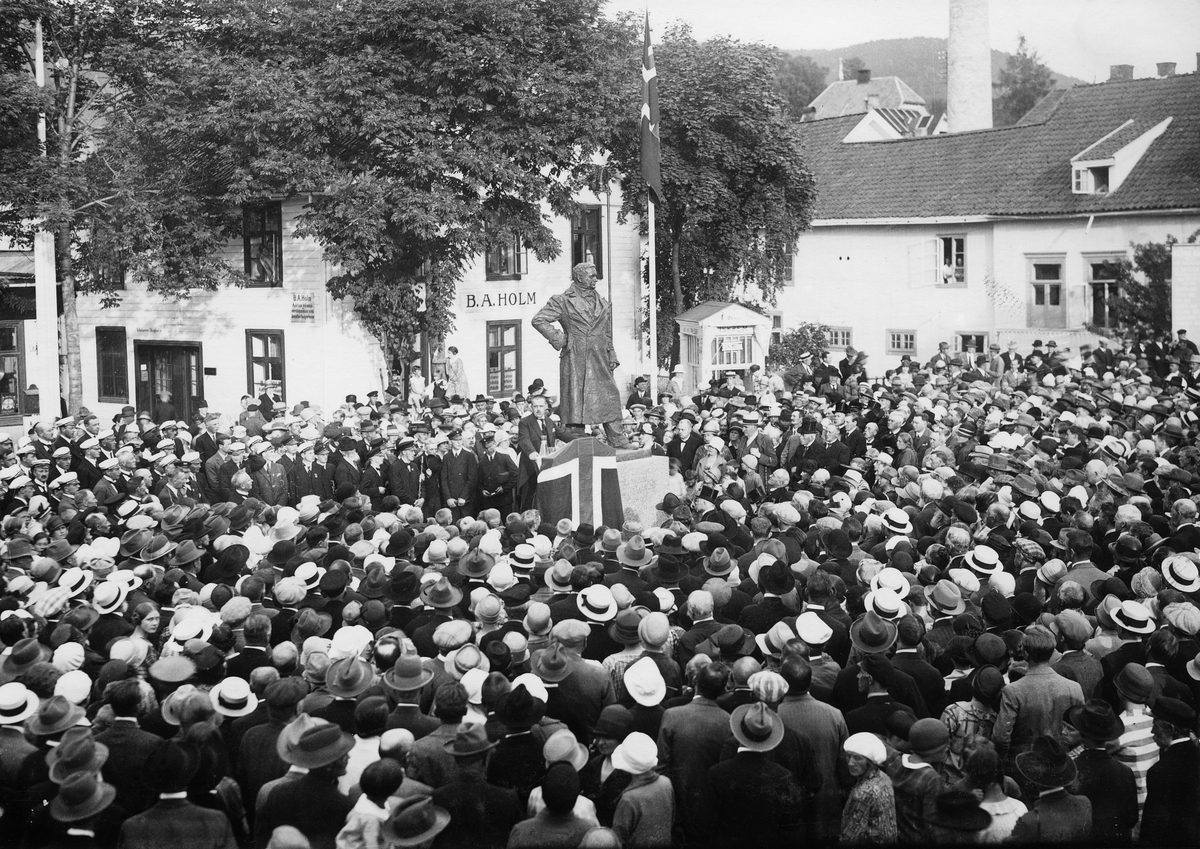 Ordfører, fylkeskasserer Johan Svendsen, taler ved avdukingen av statuen over Ludvig Wiese på Lilletorget, Lillehammer, under byjubileet 7. august 1927