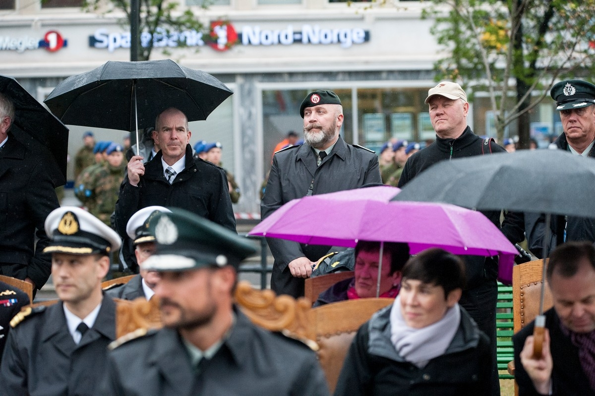 Del 4: Avslutningsseremoni på Narvik torg. Bak til venstre leder for Krigsminnemuseet, Ulf Torgersen. 28. mai 2015, 75 års minnemarkering av frigjøringen av Narvik under andre verdenskrig. Foto: Harald Harnang.