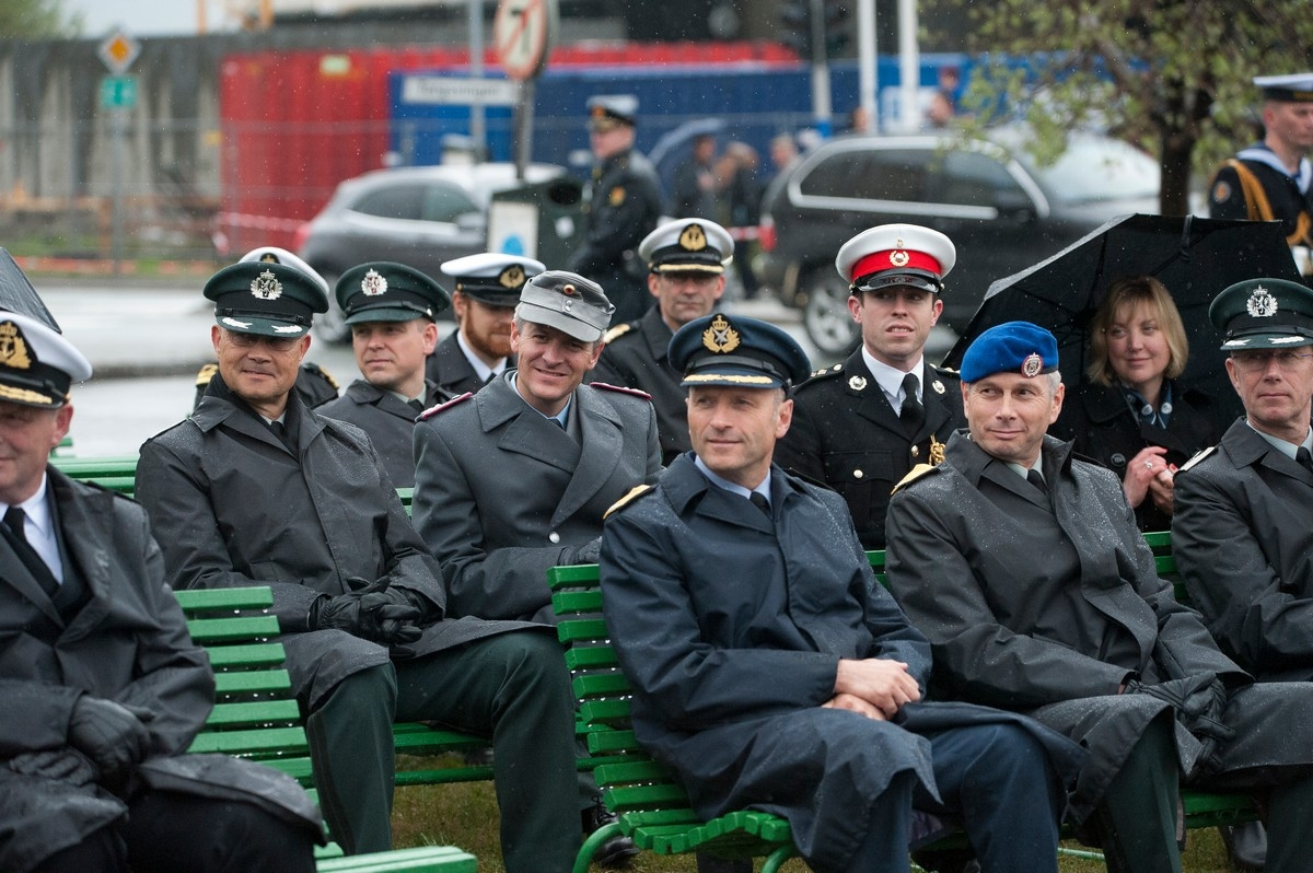 Del 4: Avslutningsseremoni på Narvik torg. Fin steming under avslutningssangen, og mange smilende fjes. 28. mai 2015, 75 års minnemarkering av frigjøringen av Narvik under andre verdenskrig. Foto: Harald Harnang.