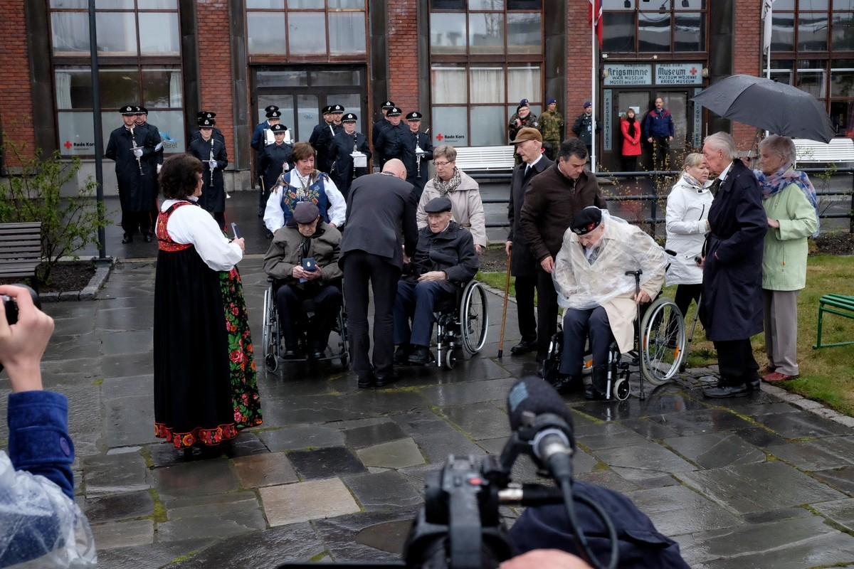 28. mai 2015, 75 års minnemarkering av frigjøringen av Narvik under andre verdenskrig. Del 1: Åpningsseremoni ved Frihetsmonumentet på Narvik torg. Ordføreren i Narvik deler ut minnemedaljer til krigsveteranene. Foto: Harald Harnang.