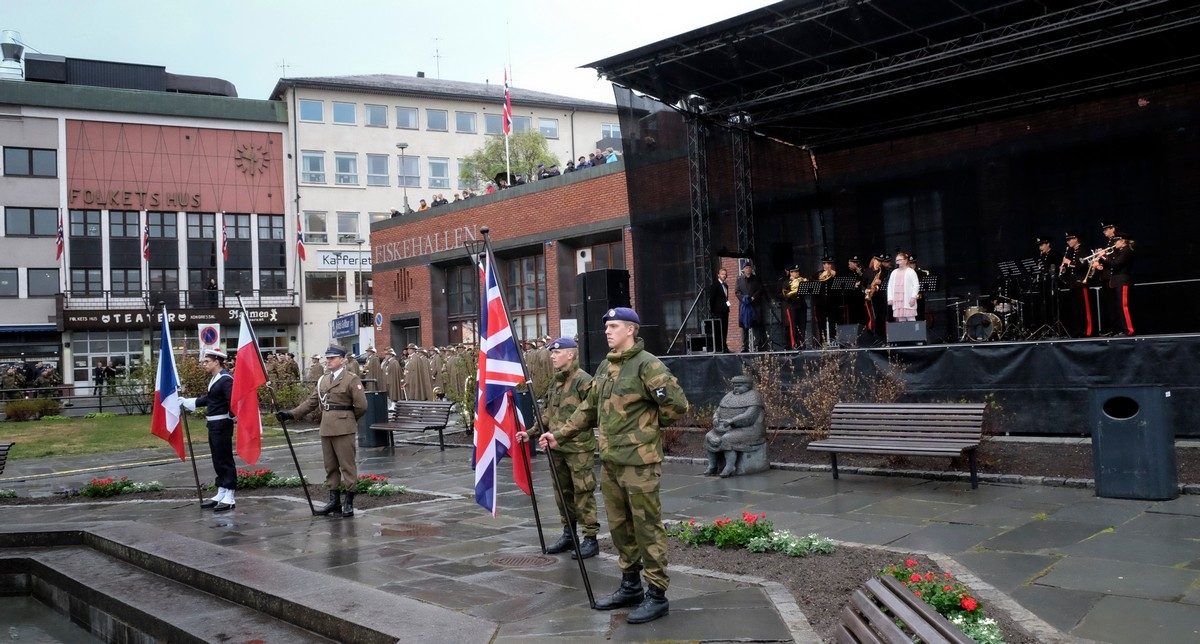 28. mai 2015, 75 års minnemarkering av frigjøringen av Narvik under andre verdenskrig. Del 1: Åpningsseremoni ved Frihetsmonumentet på Narvik torg. Kristina Nakken Nordgård imponerte alle med sin sang: "Har du fyr" av Ola Bremnes. -Den flotteste fremføringen av denne sangen jeg har hørt, sa sjefen for Brig N etterpå. Foto: Harald Harnang.