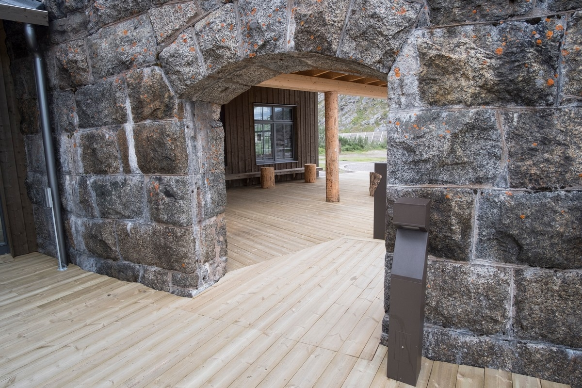 Nytt hotell på riksgränsen mellom Norge og Sverige, på den gamle dreieskiva da man bygget jernbanen mellom Narvik og Kiruna. Niehku  er på 1400 kvm. og har 16 rom. Det er delte meninger om dette er kulturødelegging eller om det er å ta vare på kultur. Foto: Harald Harnang.