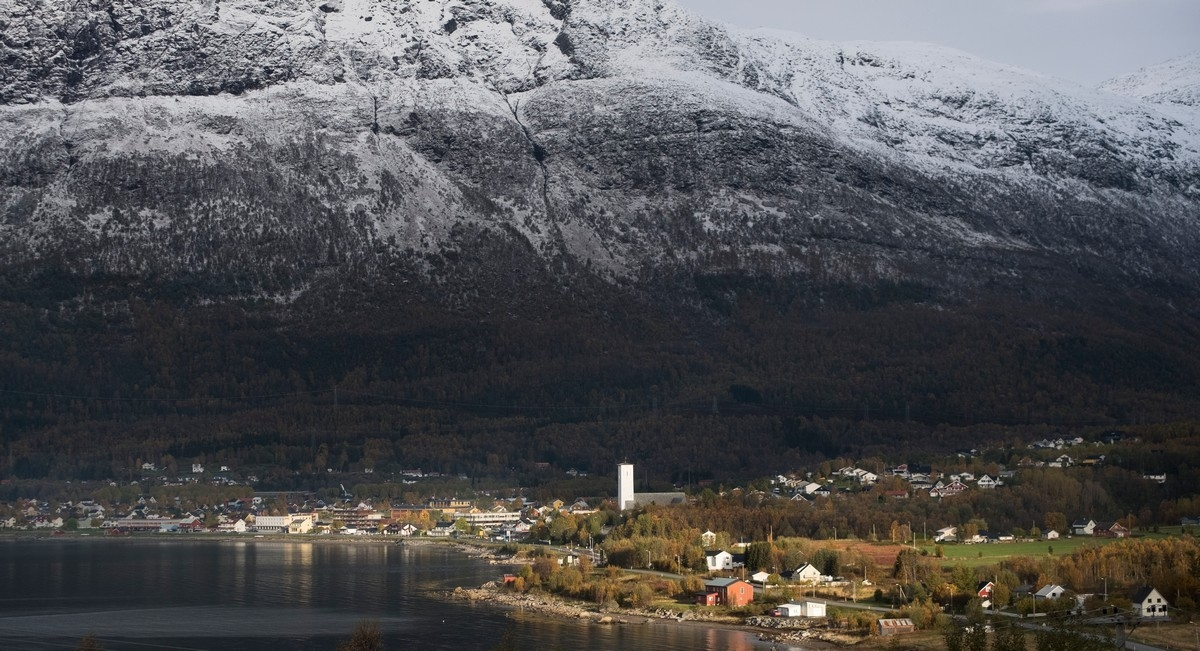 Bjerkvik i Narvik kommune. Bjerkvik og Bjerkvik kirke. Foto fra fjellanlegg på Medby. Solgløtt som vandret over bygda. Foto: Harald Harnang.