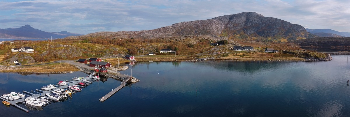 Skarstad i Efjord, i Narvik kommune. Bebyggelse, ny flytebrygge. Dronefoto fra molo. 30. sept 2020.  Foto: Harald Harnang.