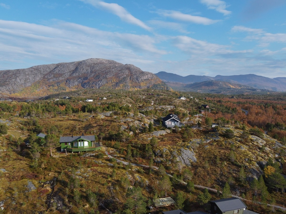Skarstad i Efjord i Narvik kommune.. Hyttebebyggelse ytterst på Finnkorhallen.  Foto 30. sept 2020. Foto: Harald Harnang.