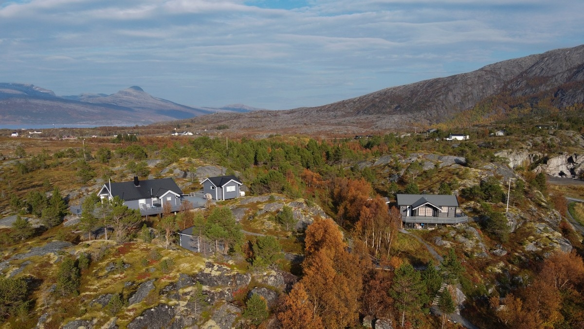 Skarstad i Efjord  Narvik kommune. Hyttebebyggelse ytterst på Finnkorhallen.  Foto 30. sept 2020. Foto: Harald Harnang.