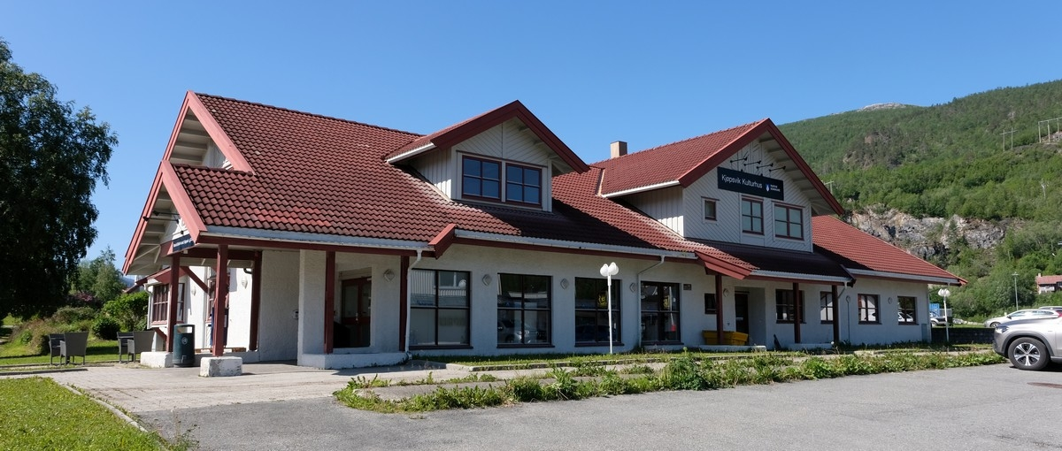 Tidligere bank, nå gitt til kommunen som kulturhus. Bilde tatt i Kjøpsvik, 1. juli 2021. Foto: Harald Harnang.