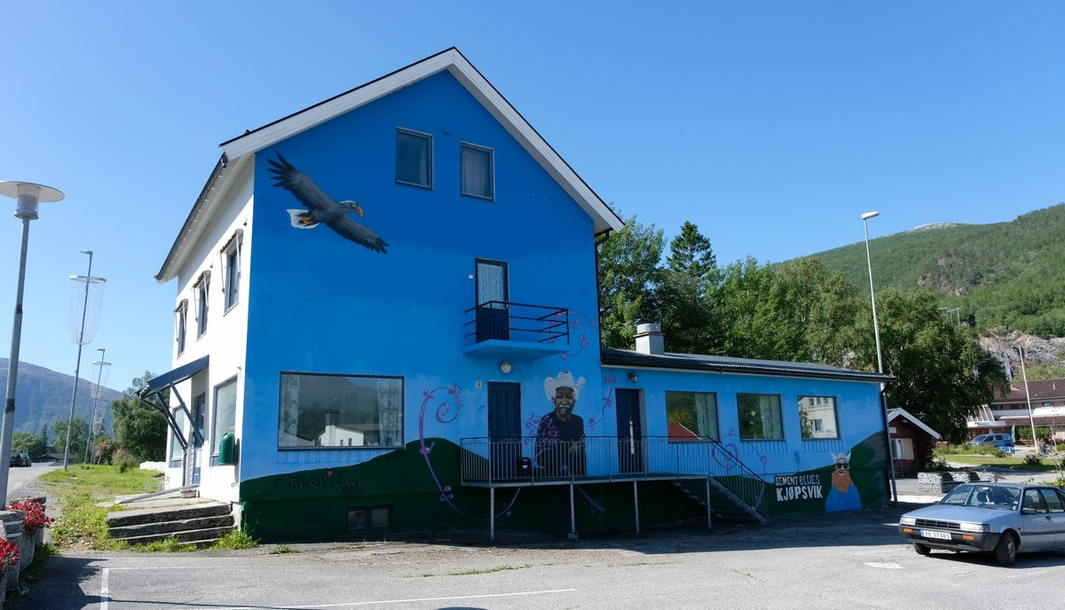 Solid dekorert hus midt i sentrum av Kjøpsvik. Bilde tatt i Kjøpsvik, 1. juli 2021. Foto: Harald Harnang.