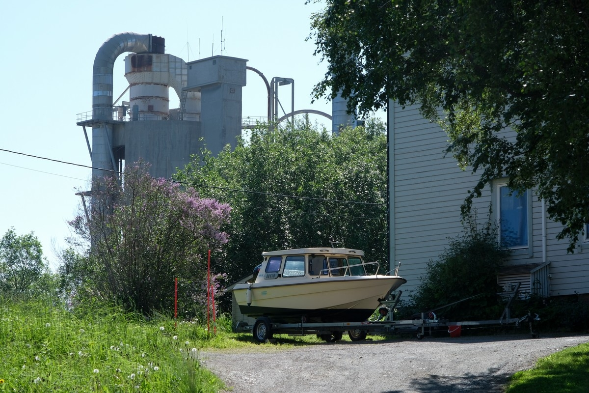 Bilde tatt i Kjøpsvik, 1. juli 2021. Sementfabrikk like bak.  Foto: Harald Harnang.