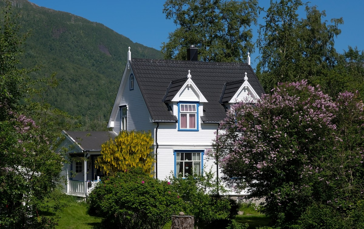 Stilig dekorert hus. Bilde tatt i Kjøpsvik, 1. juli 2021. Foto: Harald Harnang.