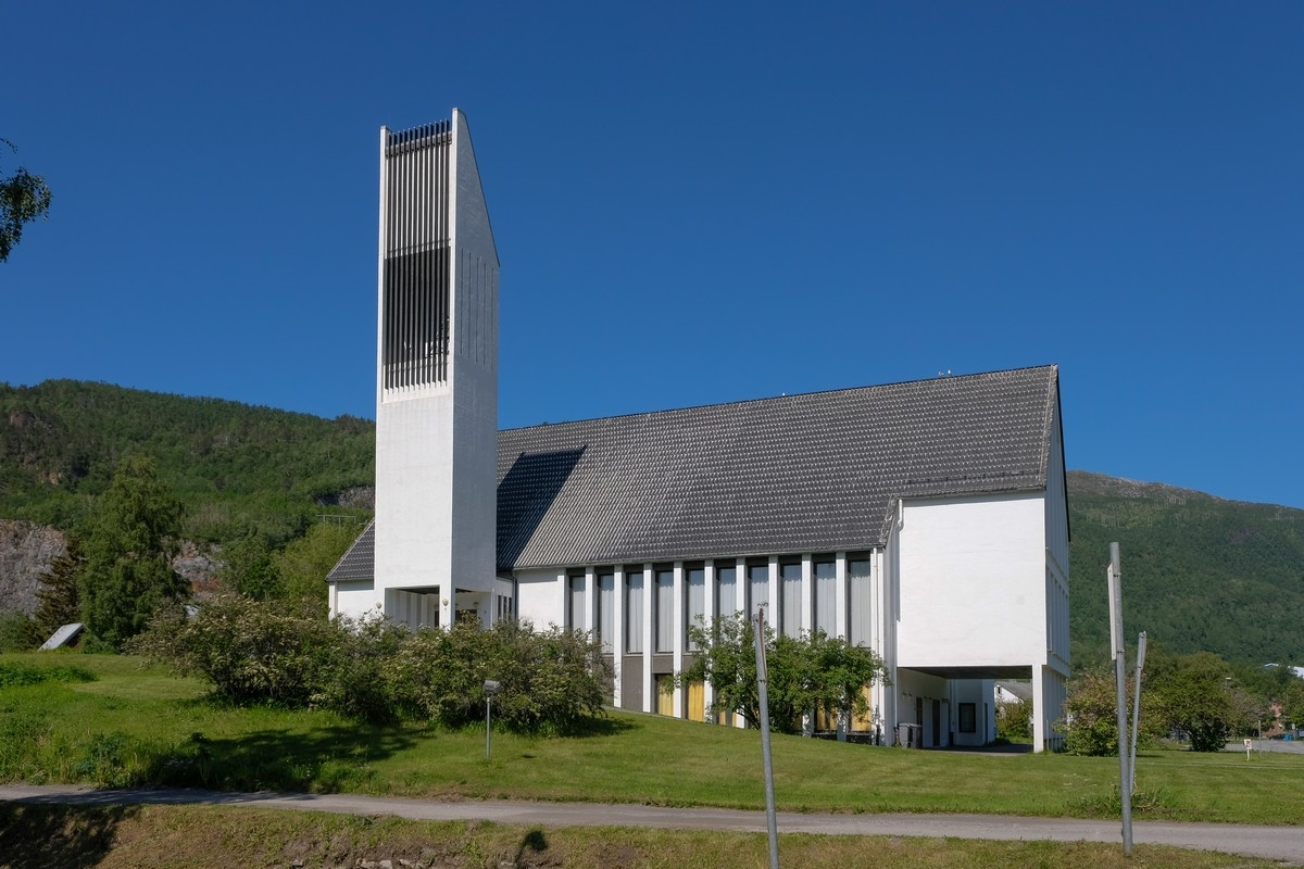 Kjøpsvik kirke. Bilde tatt i Kjøpsvik, 1. juli 2021. Foto: Harald Harnang.