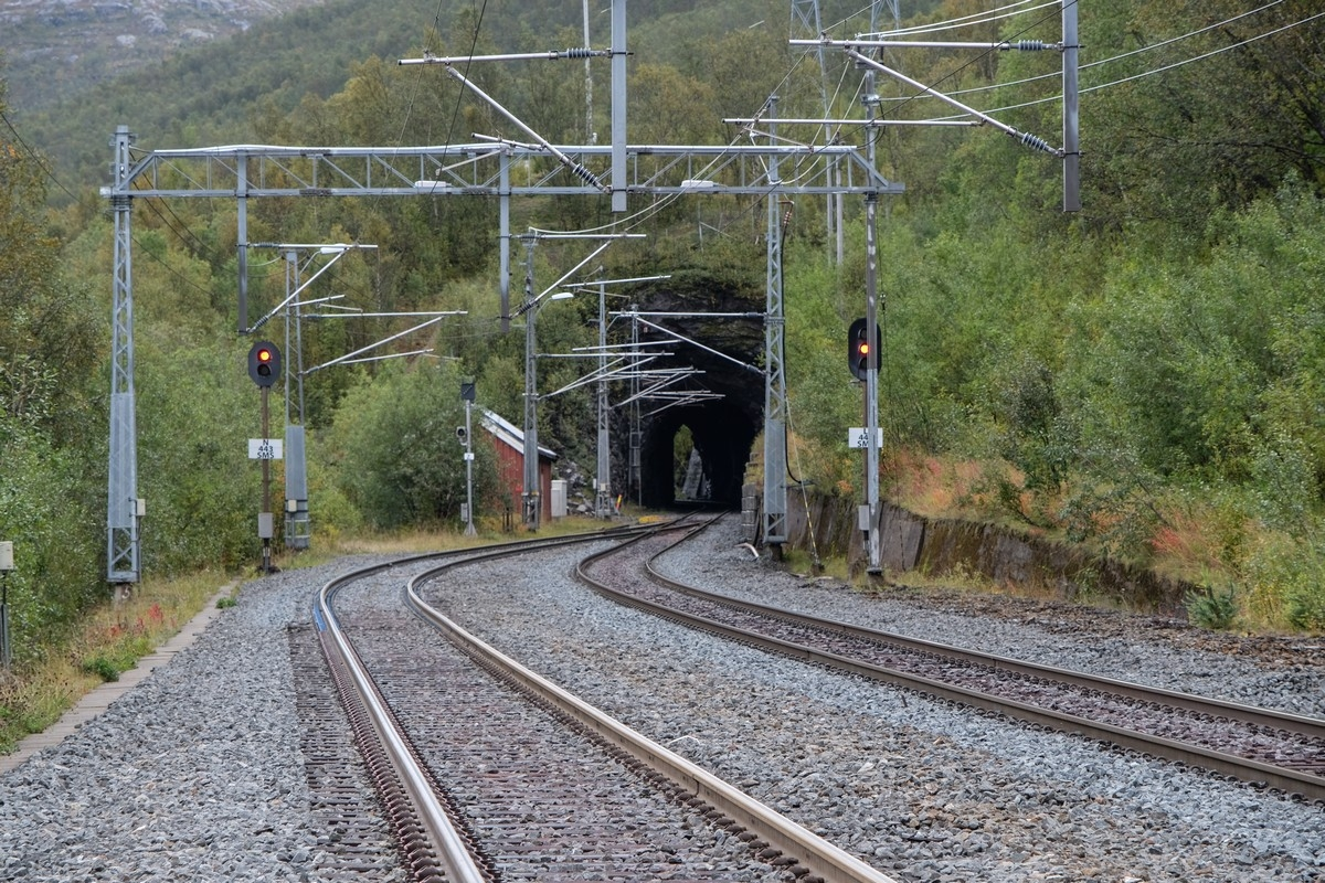 Straumsnes holdeplass på Ofotbanen, nedlagt i 2013. Første tunnel fra stasjon på vei oppover. Foto 6. september 2021.  Foto: Harald Harnang.