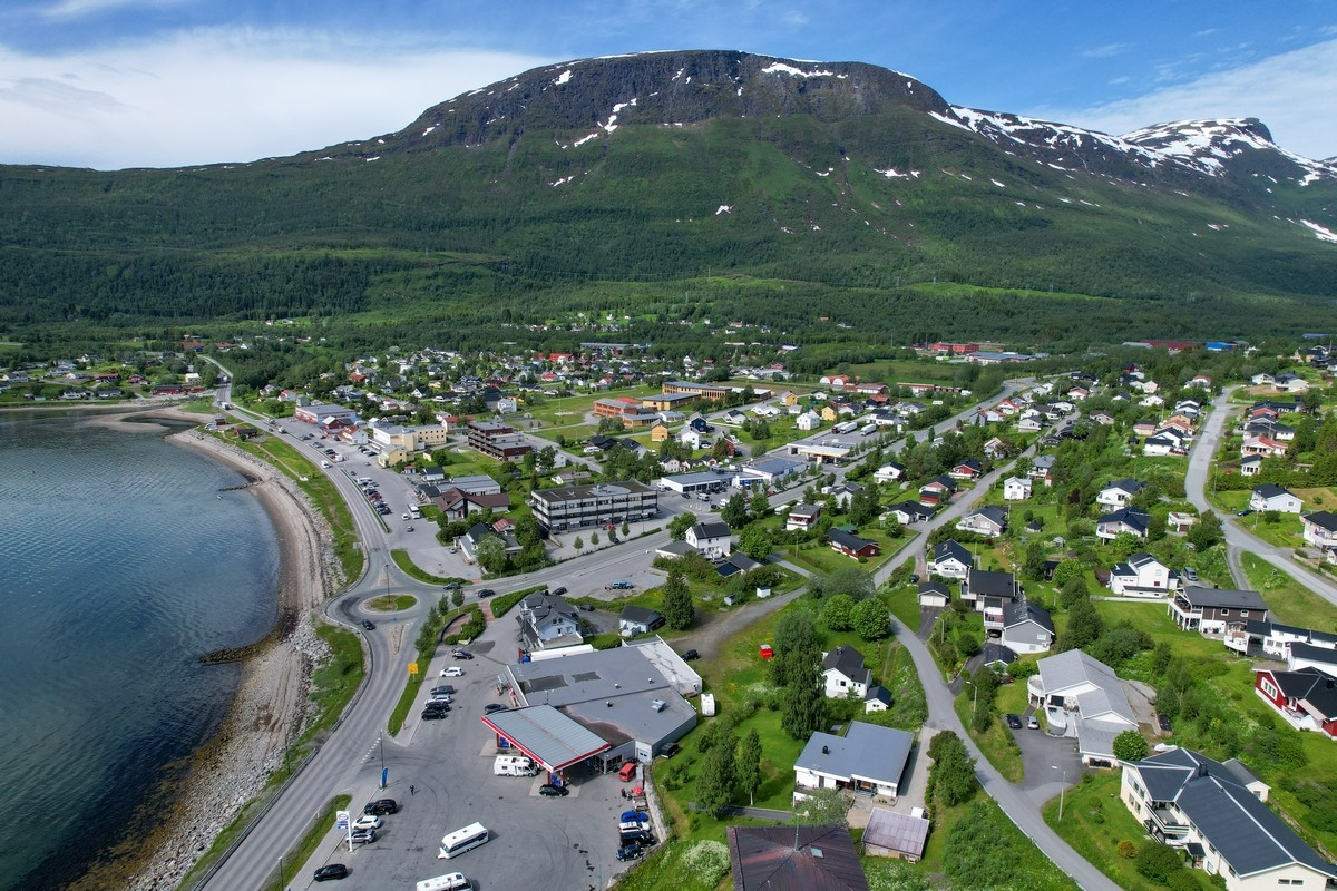 Bydelen Bjerkvik i Narvik kommune. Foto 25. juni 2022. Foto: Harald Harnang.