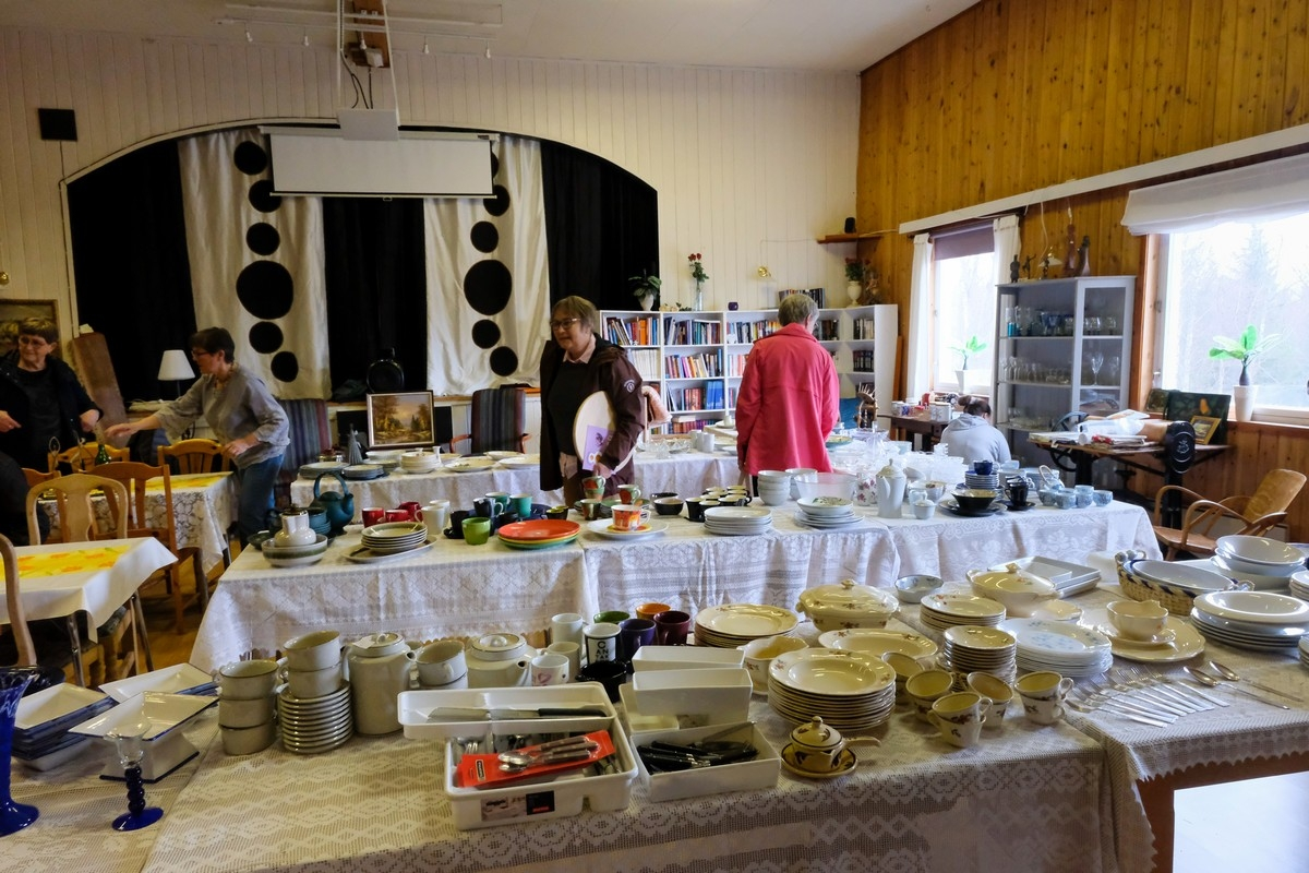 Trældal samfunnshus, i Rombaken i Narvik kommune. Loppemarked tre lørdager. Penger går til å oppgradere samfunnshuset. Foto 14. mai 2022. Foto: Harald Harnang.