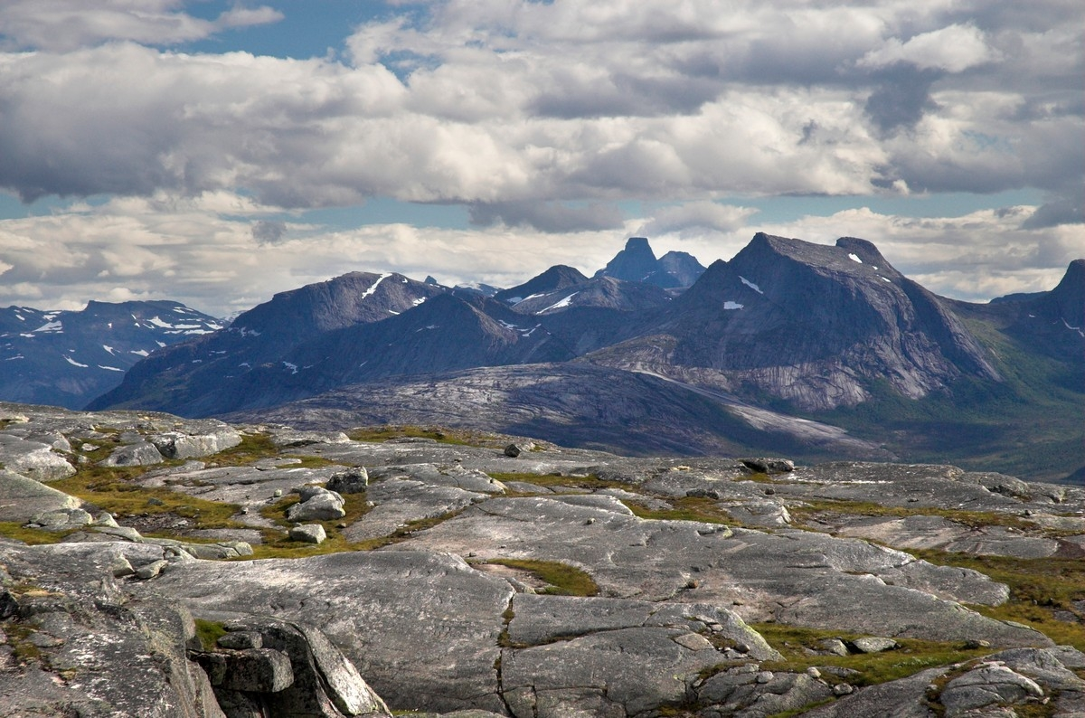 Fjellene sør for Efjorden og i Tysfjord fotografert fra Skarstadtoppen, rett ovenfor Skarstad i Efjord (nordside av fjorden). Markert midt på bildet er Stetinden. Kuglhornet til høyre for denne forrest. Litt til høyre og rett nedenfor Kuglhornet sees "Verdenssvaet". Mellom forgrunn og bakgrunn ligger altså Efjorden skjult. Foto: Harald Harnang.